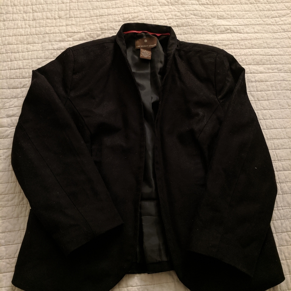 Quarter sleeve black blazer